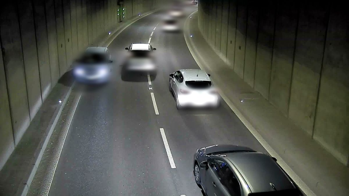 Neuvěřitelné záběry z Brna: Řidič přijel k tunelu v protisměru, v tubusu se pak otáčel